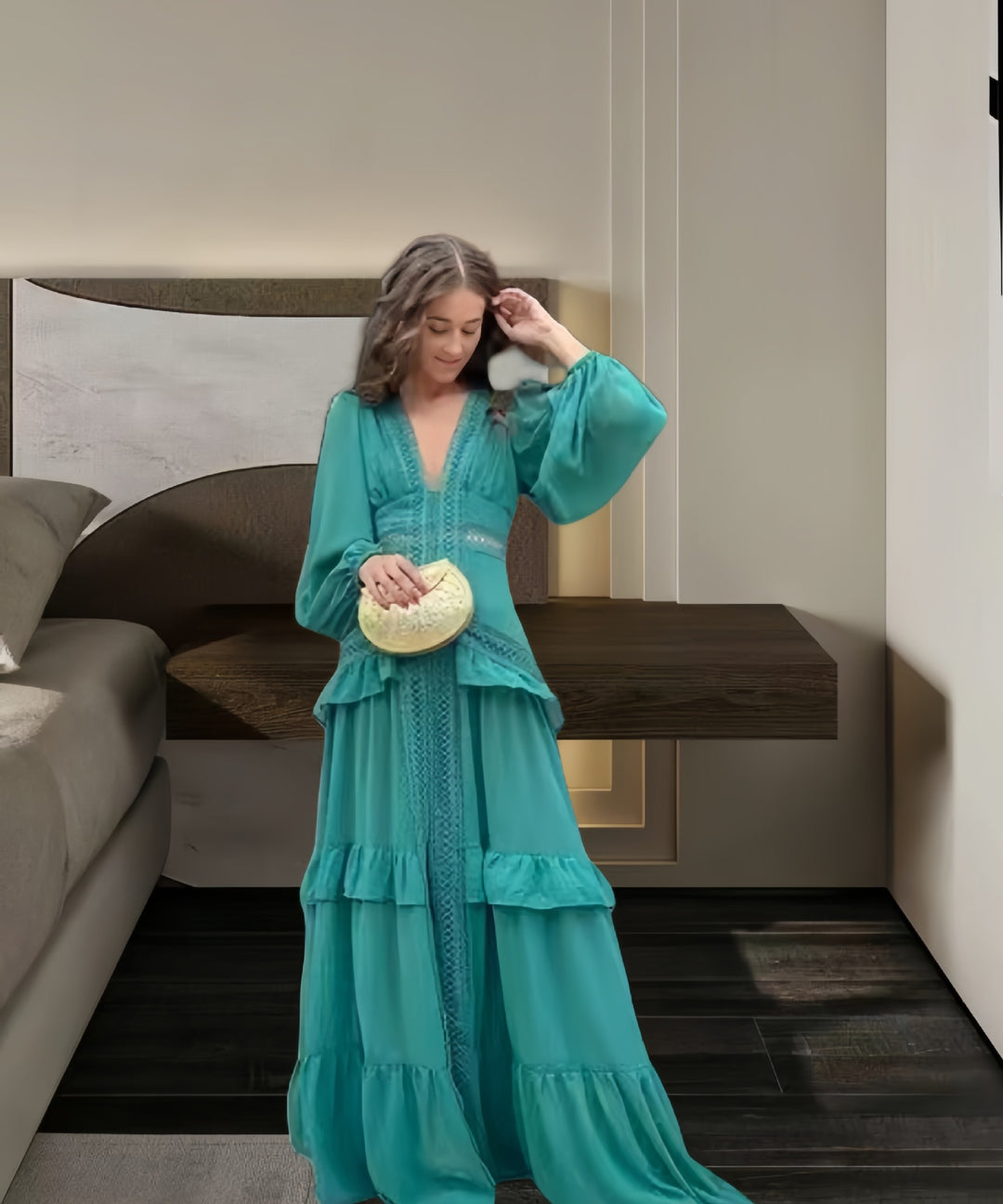 Damer Elegant Maxiklänning med romantisk volangdesign och djup V-ringning Mirla-Eva Jonsson
