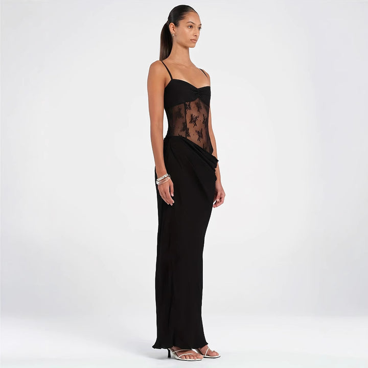 Damer Elegant Maxiklänning med transparenta spetsdetaljer och figurnära skärning Mirla-Eva Jonsson