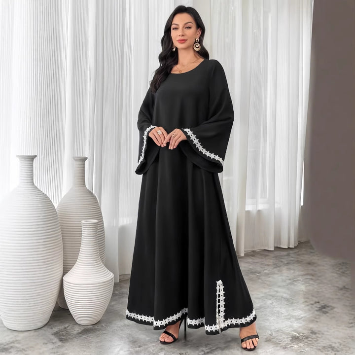 Damer Elegant Maxiklänning med utsvängda ärmar och subtila spetsdetaljer Mirla-Eva Jonsson