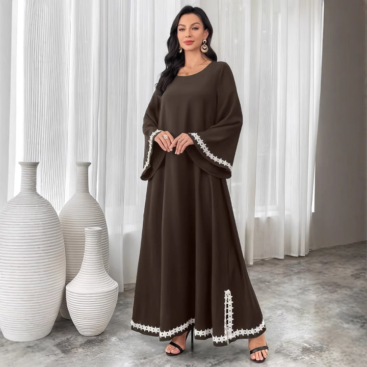 Damer Elegant Maxiklänning med utsvängda ärmar och subtila spetsdetaljer Mirla-Eva Jonsson