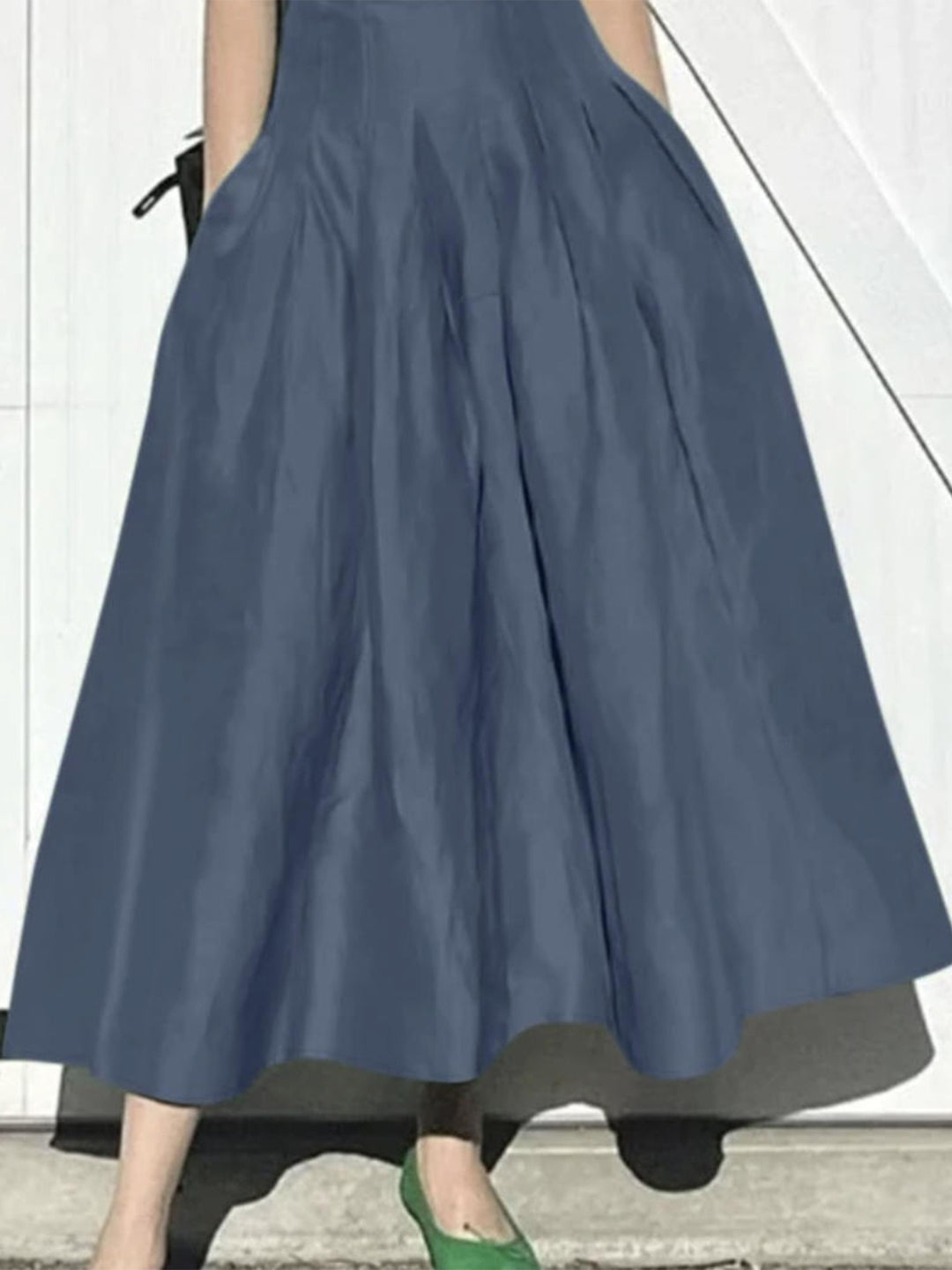 Damer Elegant Midi Kjol med Flödande Snitt och Sida Fickor-Eva Jonsson