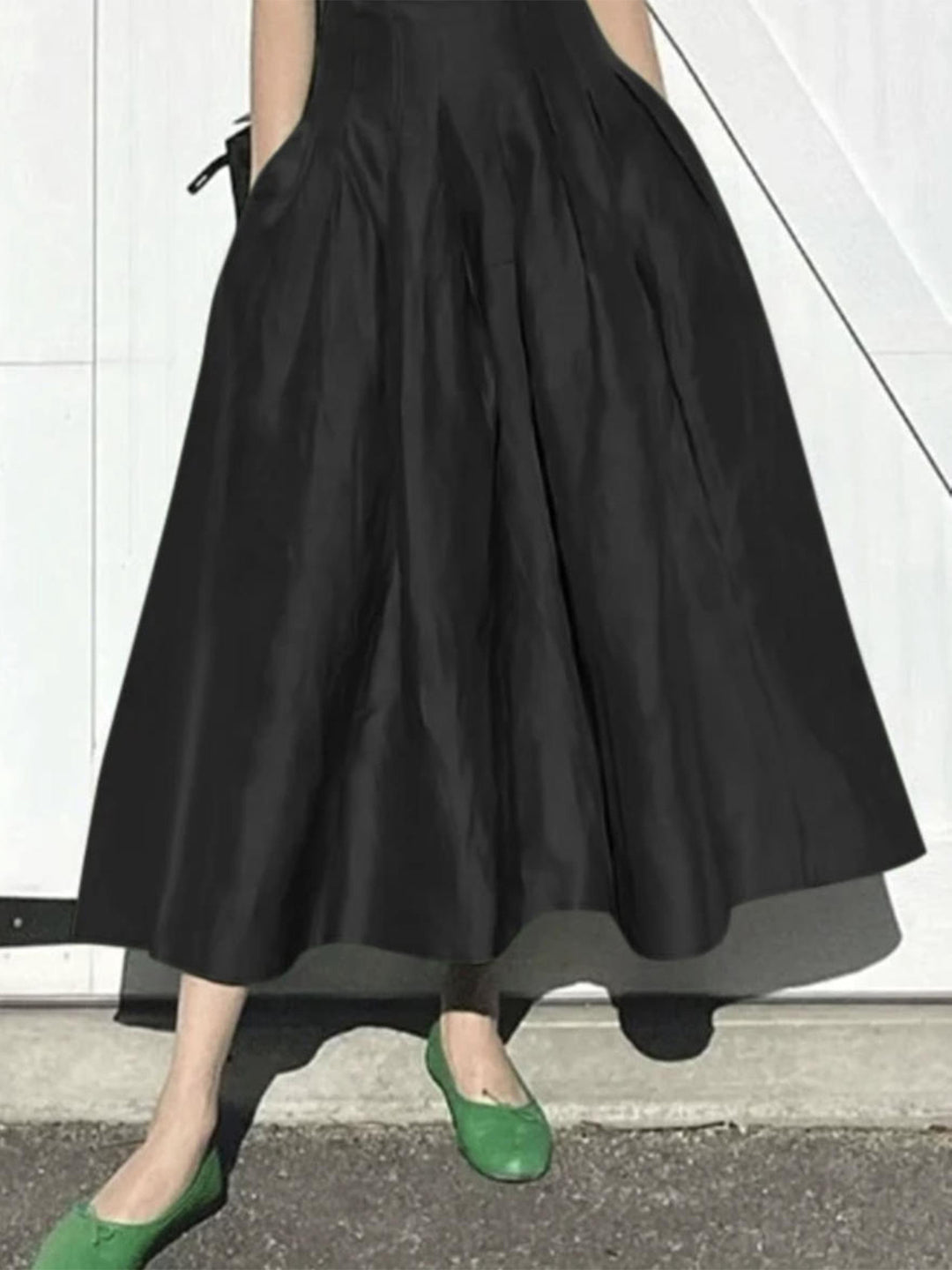 Damer Elegant Midi Kjol med Flödande Snitt och Sida Fickor-Eva Jonsson