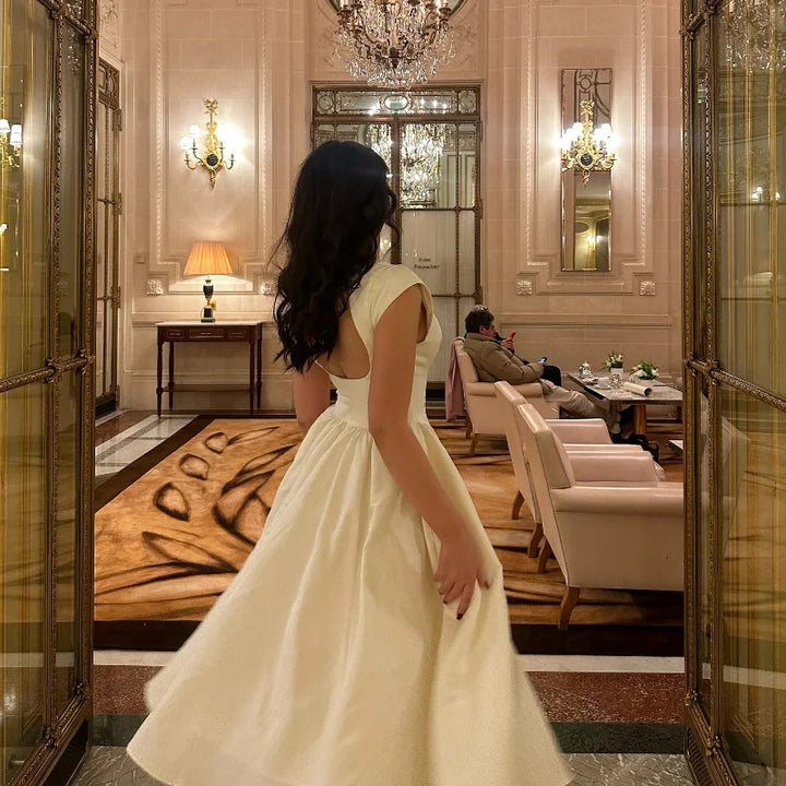 Damer Elegant Midi Klänning med Flödande Kjol Mirla-Eva Jonsson