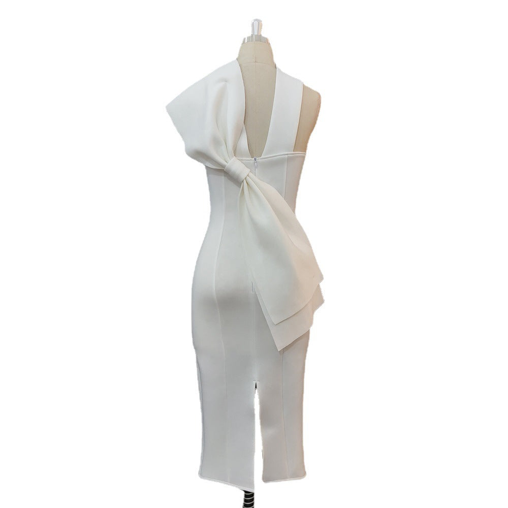 Damer Elegant Midi-klänning med asymmetrisk halsringning och innovativ volangdetalj Mirla-Eva Jonsson