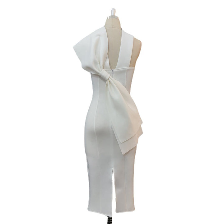 Damer Elegant Midi-klänning med asymmetrisk halsringning och innovativ volangdetalj Mirla-Eva Jonsson
