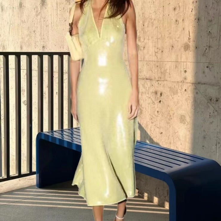 Damer Elegant Midi-klänning med glittrande övermaterial och V-ringning Mirla-Eva Jonsson