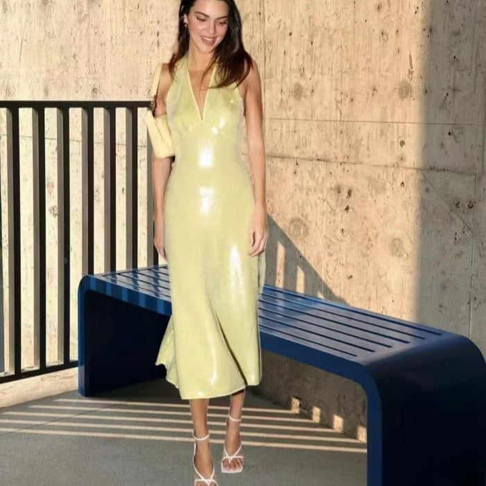 Damer Elegant Midi-klänning med glittrande övermaterial och V-ringning Mirla-Eva Jonsson