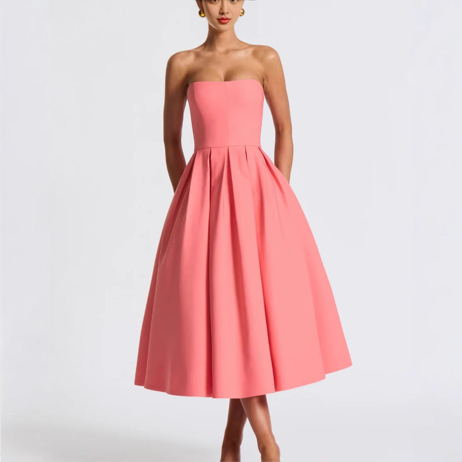 Damer Elegant Midi-klänning med svängande kjol och raffinerad bandeau-urringning Mirla-Eva Jonsson