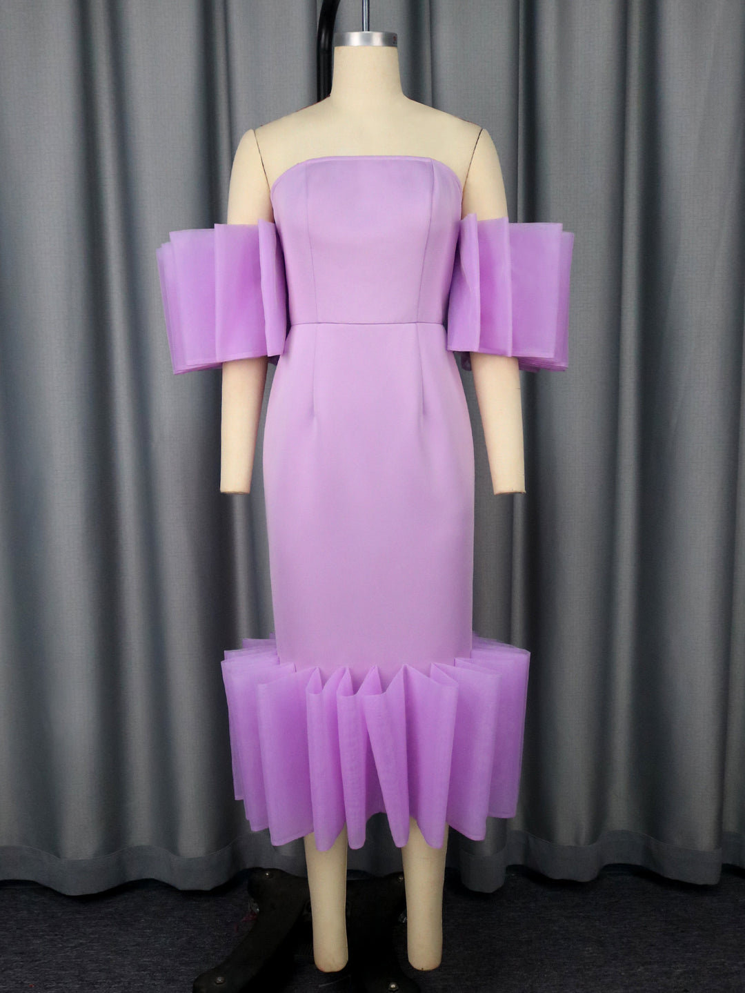 Damer Elegant Midi-klänning med voluminösa rynkade ärmar och asymmetrisk fåll Mirla-Eva Jonsson