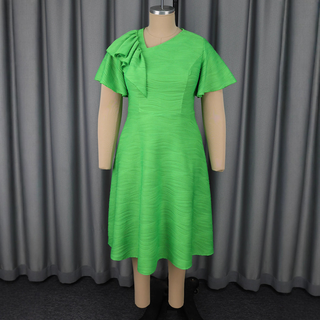 Damer Elegant Midiklänning med asymmetrisk volangdetalj Mirla-Eva Jonsson