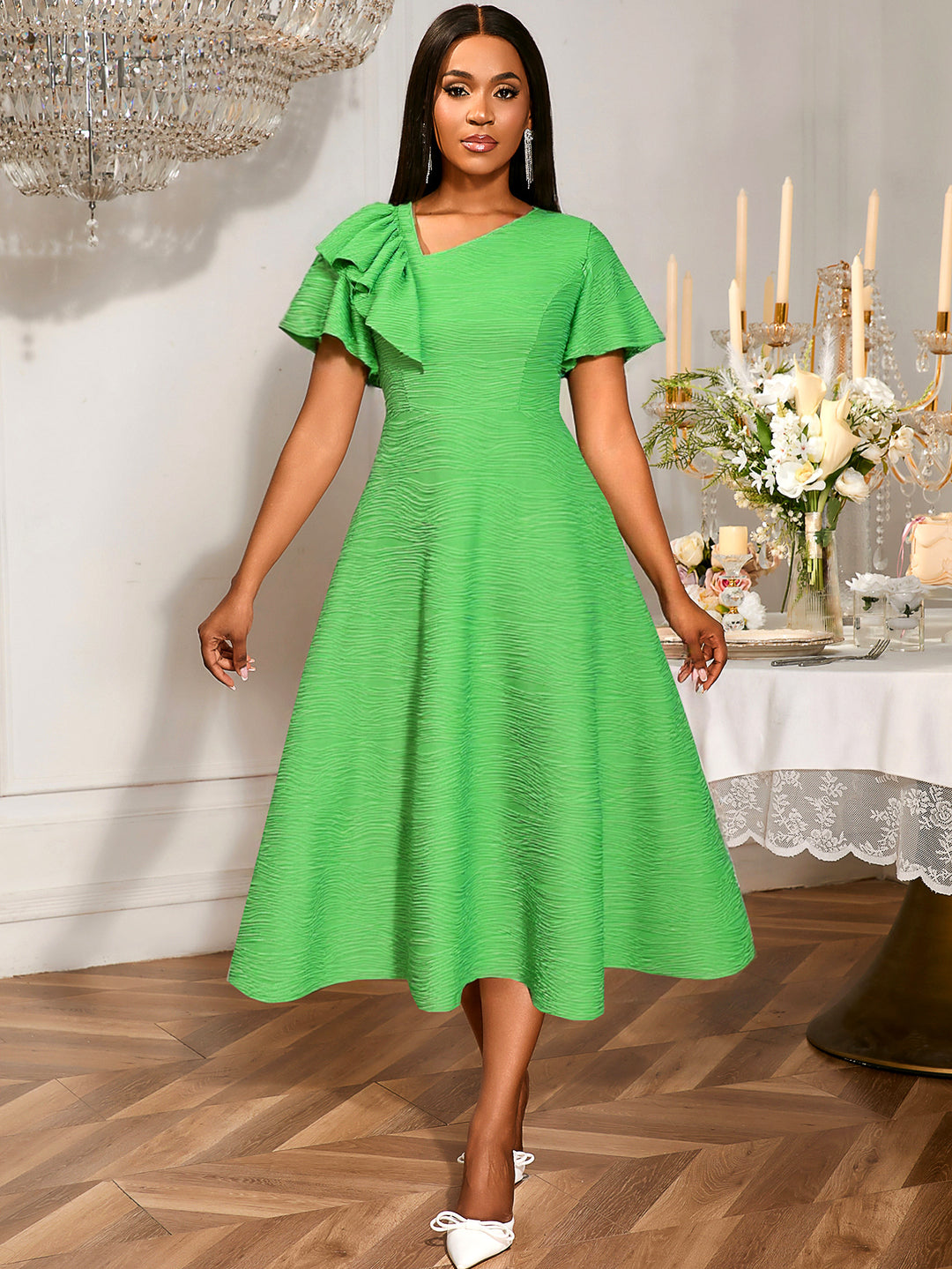 Damer Elegant Midiklänning med asymmetrisk volangdetalj Mirla-Eva Jonsson
