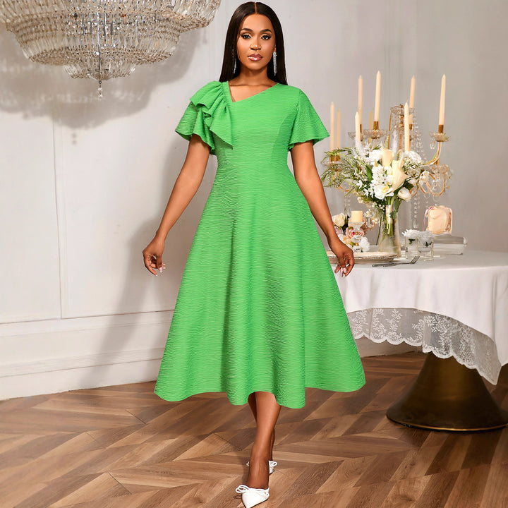 Damer Elegant Midiklänning med asymmetrisk volangdetalj Mirla-Eva Jonsson