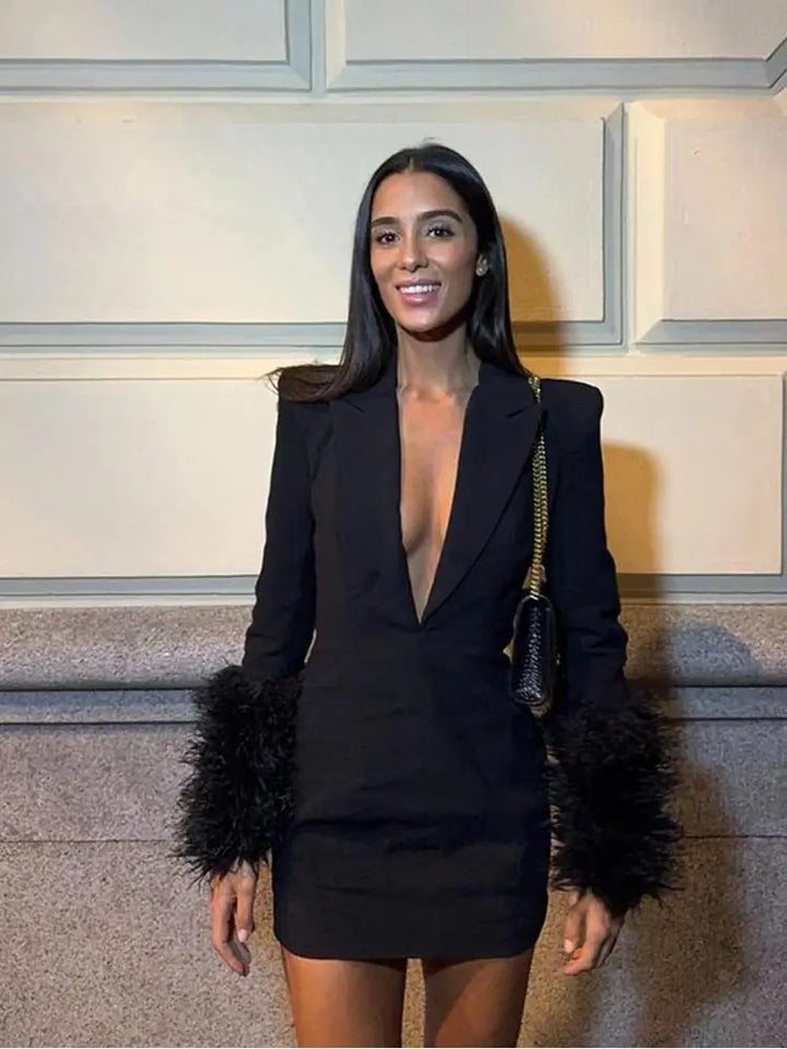 Damer Elegant Mini Klänning med Djup U-ringning och Snygga Fleecedetaljer-Eva Jonsson
