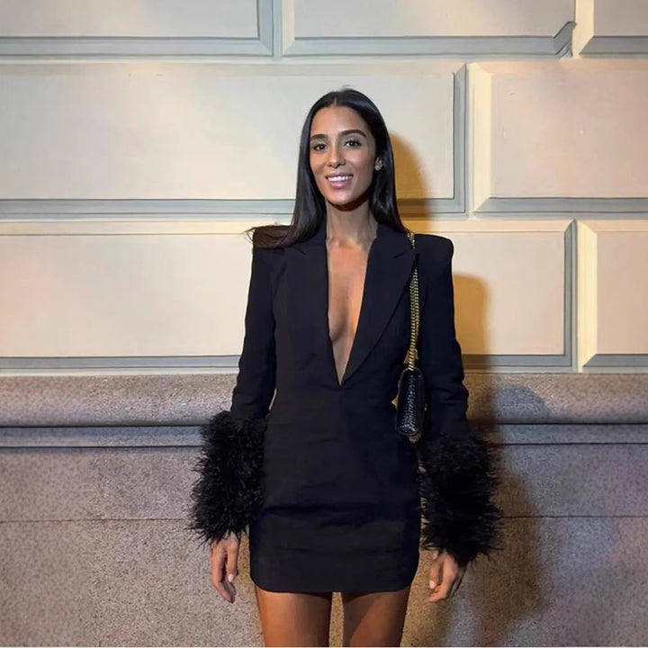 Damer Elegant Mini Klänning med Djup U-ringning och Snygga Fleecedetaljer-Eva Jonsson