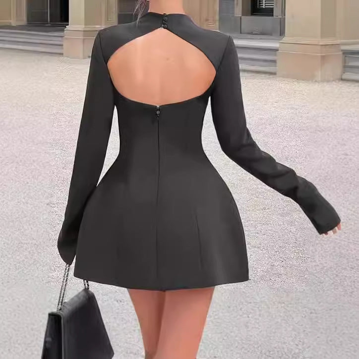 Damer Elegant Mini-klänning med hög hals och utsvängd fåll Mirla-Eva Jonsson