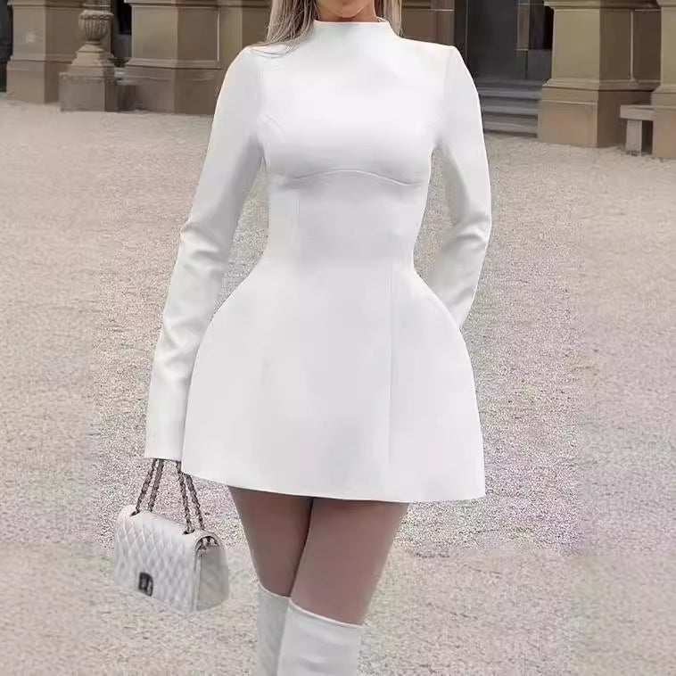 Damer Elegant Mini-klänning med hög hals och utsvängd fåll Mirla-Eva Jonsson