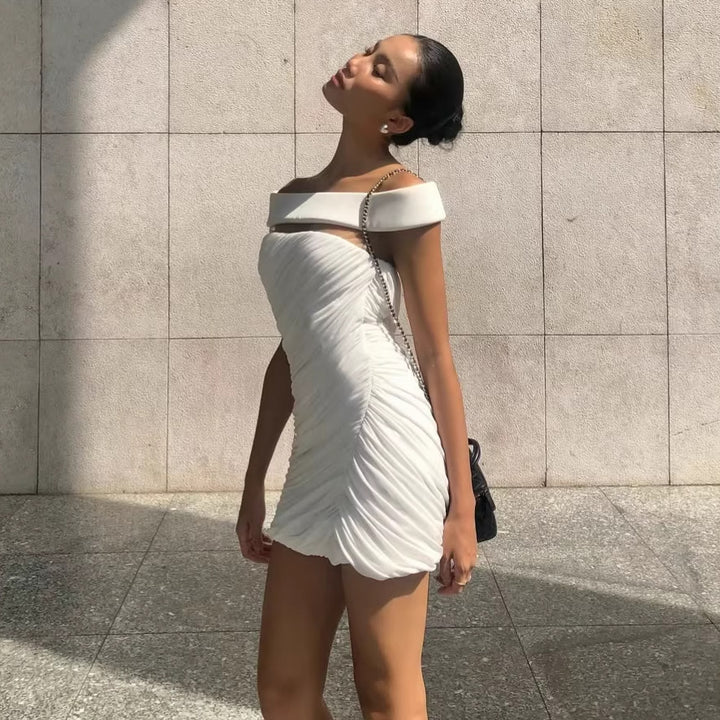 Damer Elegant Miniklänning med off-shoulder design och raffinerade draperingselement Mirla-Eva Jonsson