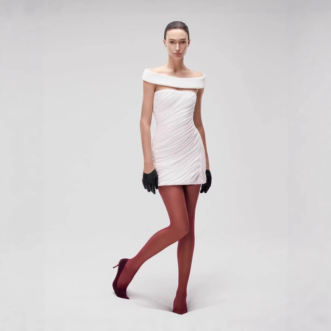 Damer Elegant Miniklänning med off-shoulder design och raffinerade draperingselement Mirla-Eva Jonsson