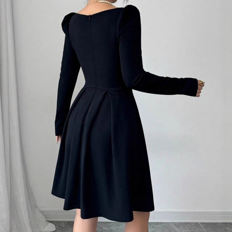 Damer Elegant Miniklänning med smal fyrkantig uringning och fina volangkanter Mirla-Eva Jonsson