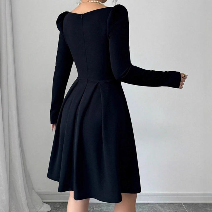 Damer Elegant Miniklänning med smal fyrkantig uringning och fina volangkanter Mirla-Eva Jonsson