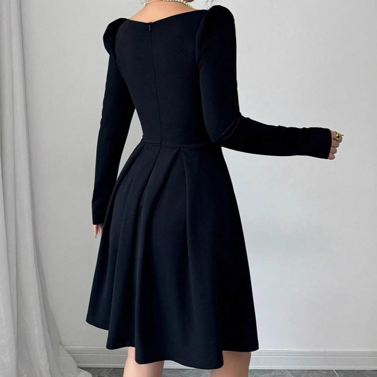Damer Elegant Miniklänning med smal fyrkantig uringning och fina volangkanter Mirla-Eva Jonsson