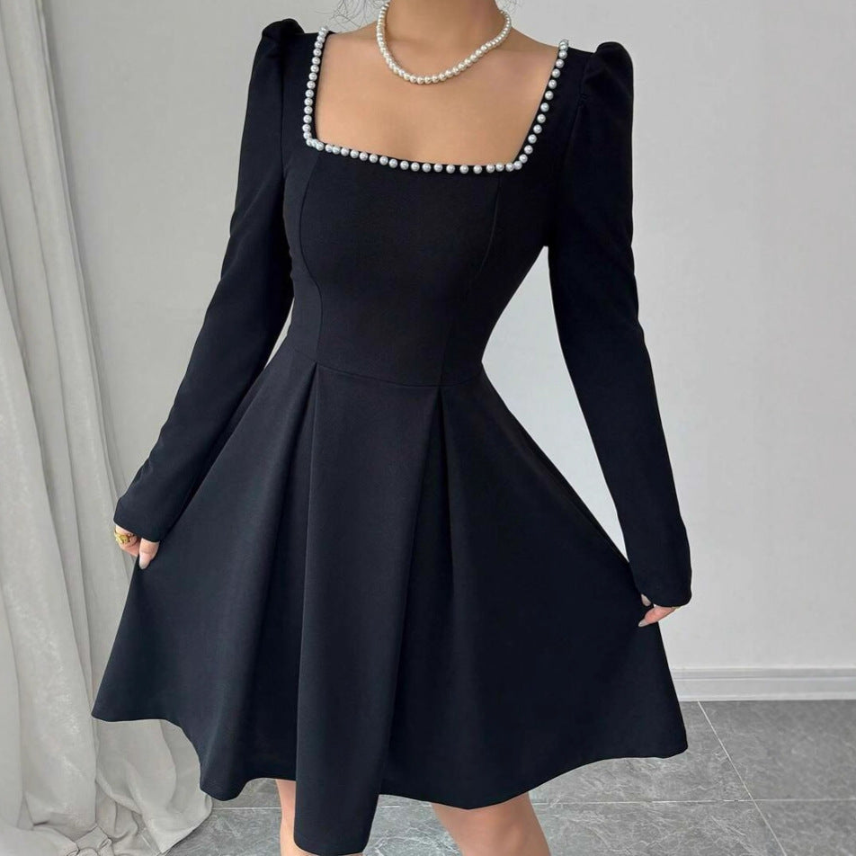 Damer Elegant Miniklänning med smal fyrkantig uringning och fina volangkanter Mirla-Eva Jonsson