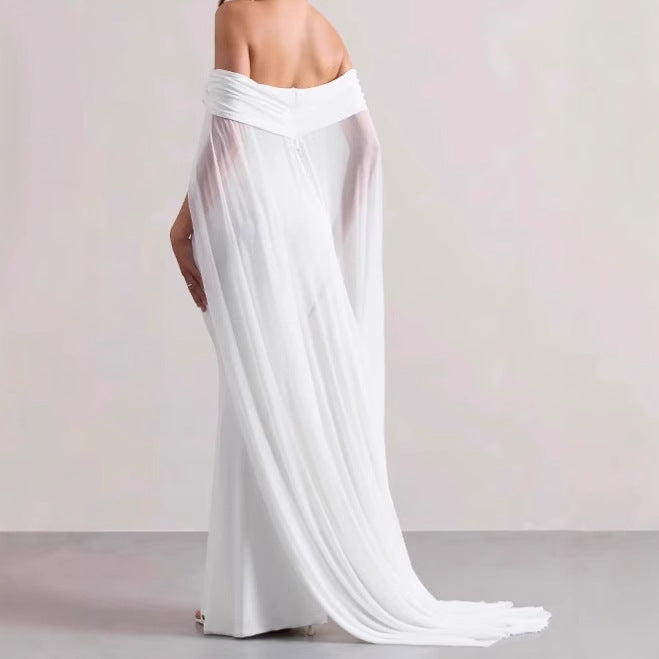 Damer Elegant Off-Shoulder Aftonklänning med flödande transparent cape och figursydd design Mirla-Eva Jonsson
