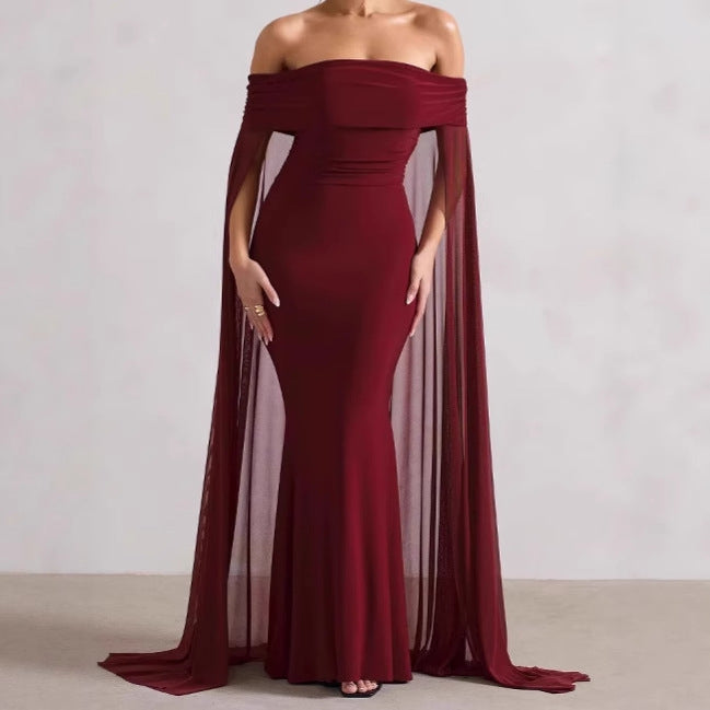 Damer Elegant Off-Shoulder Aftonklänning med flödande transparent cape och figursydd design Mirla-Eva Jonsson