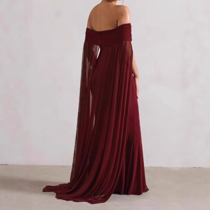 Damer Elegant Off-Shoulder Aftonklänning med flödande transparent cape och figursydd design Mirla-Eva Jonsson