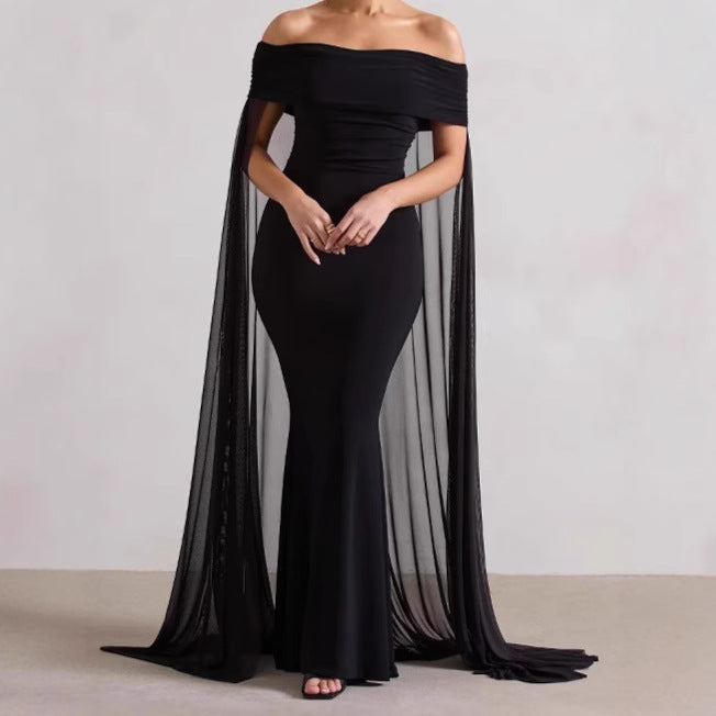 Damer Elegant Off-Shoulder Aftonklänning med flödande transparent cape och figursydd design Mirla-Eva Jonsson