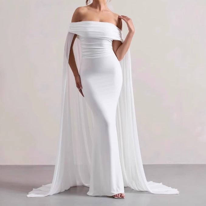 Damer Elegant Off-Shoulder Aftonklänning med flödande transparent cape och figursydd design Mirla-Eva Jonsson