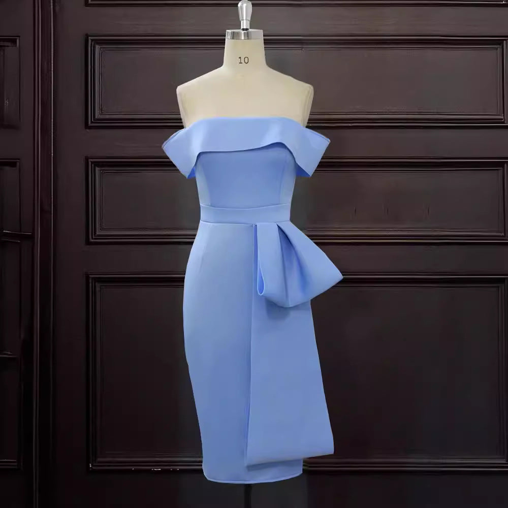 Damer Elegant Off-Shoulder Klänning med dekorativ volangkant och asymmetrisk detalj Mirla-Eva Jonsson