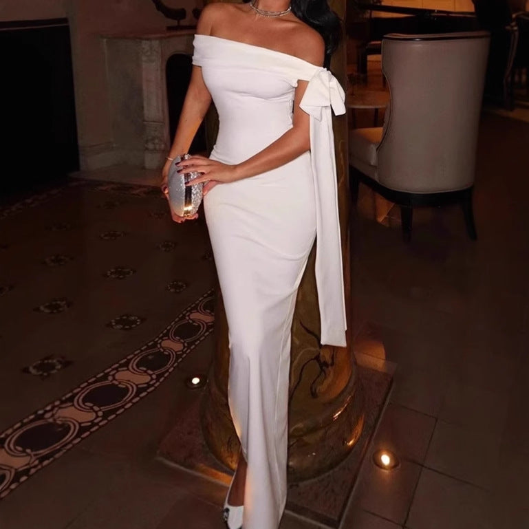 Damer Elegant Off-Shoulder Maxiklänning med figursmickrande skärning och svängande fåll Mirla-Eva Jonsson