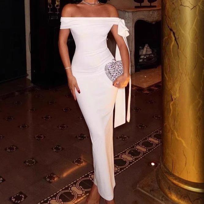 Damer Elegant Off-Shoulder Maxiklänning med figursmickrande skärning och svängande fåll Mirla-Eva Jonsson