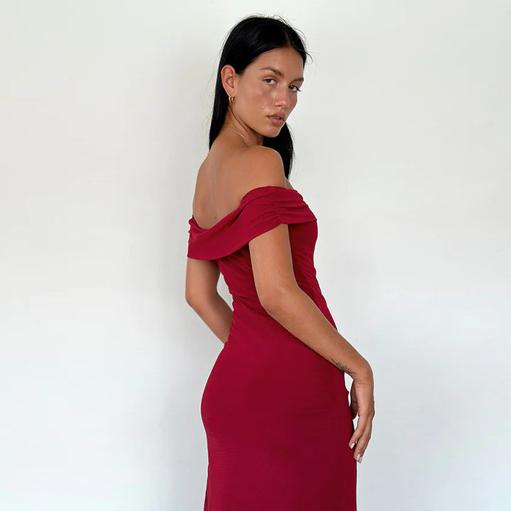 Damer Elegant Off-Shoulder Maxiklänning med hög slits och figurskapande design Mirla-Eva Jonsson