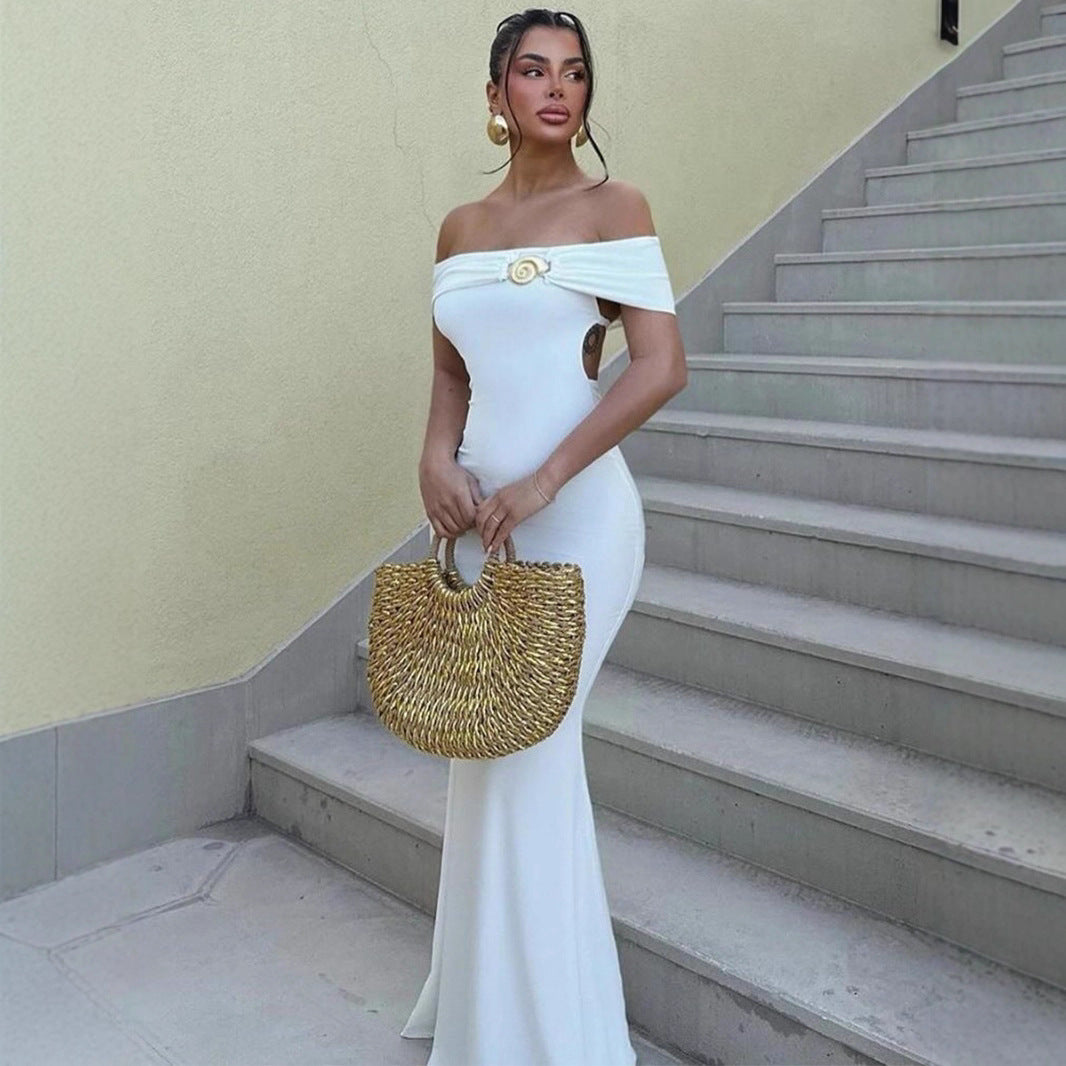 Damer Elegant Offshoulder Maxiklänning med dekorativt Guld-detalj Mirla-Eva Jonsson