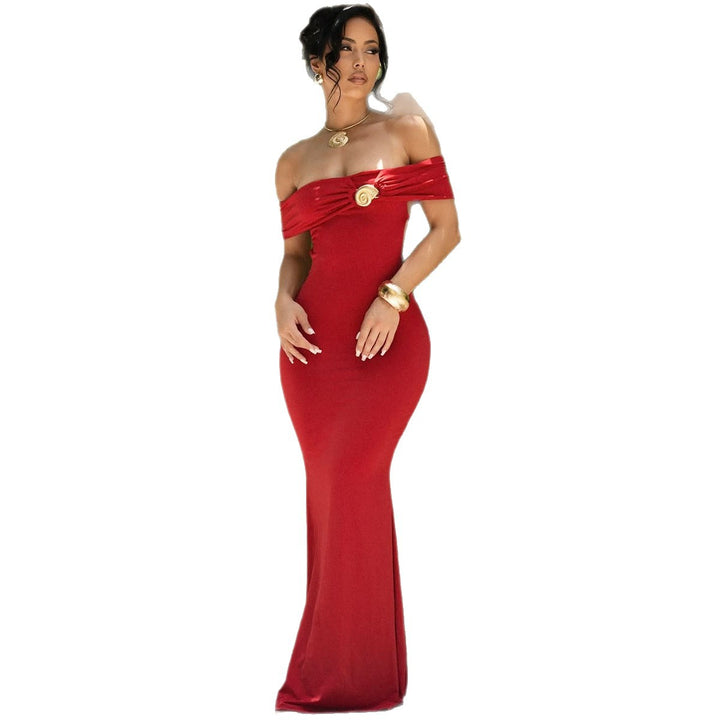 Damer Elegant Offshoulder Maxiklänning med dekorativt Guld-detalj Mirla-Eva Jonsson