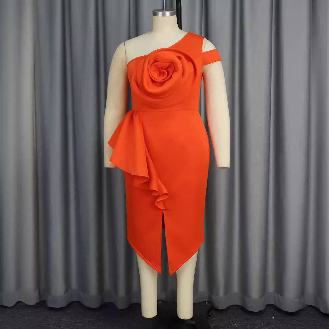 Damer Elegant One-Shoulder Klänning med Dekorativ Blomma och Asymmetrisk Nedtill Mirla-Eva Jonsson
