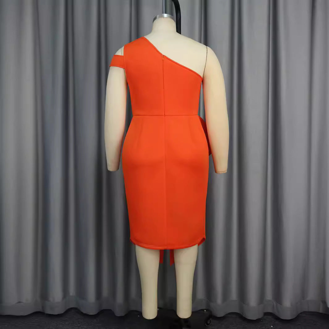 Damer Elegant One-Shoulder Klänning med Dekorativ Blomma och Asymmetrisk Nedtill Mirla-Eva Jonsson