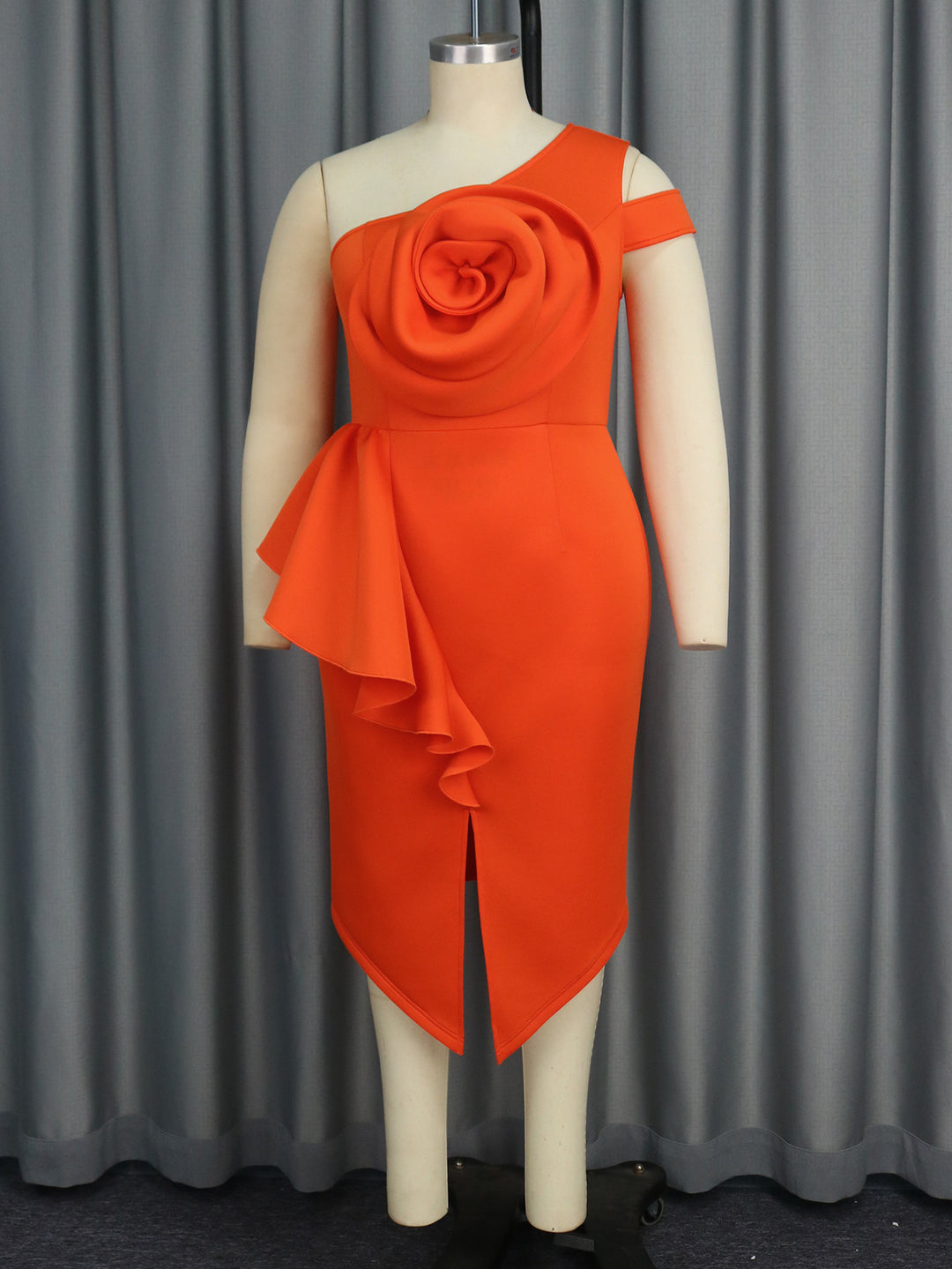 Damer Elegant One-Shoulder Klänning med Dekorativ Blomma och Asymmetrisk Nedtill Mirla-Eva Jonsson