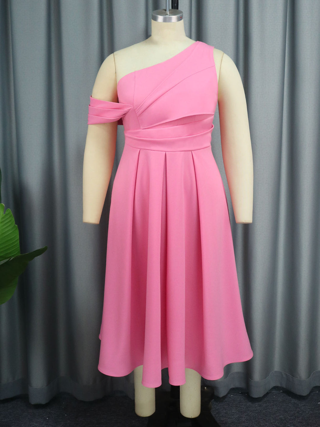 Damer Elegant One-Shoulder Klänning med Draperingar Mirla-Eva Jonsson