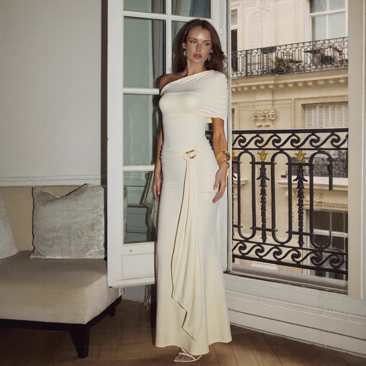 Damer Elegant One-Shoulder Maxiklänning med figursättande snitt och lekfullt band Mirla-Eva Jonsson