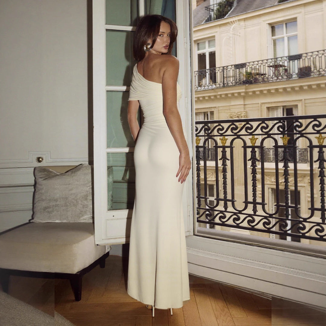 Damer Elegant One-Shoulder Maxiklänning med figursättande snitt och lekfullt band Mirla-Eva Jonsson