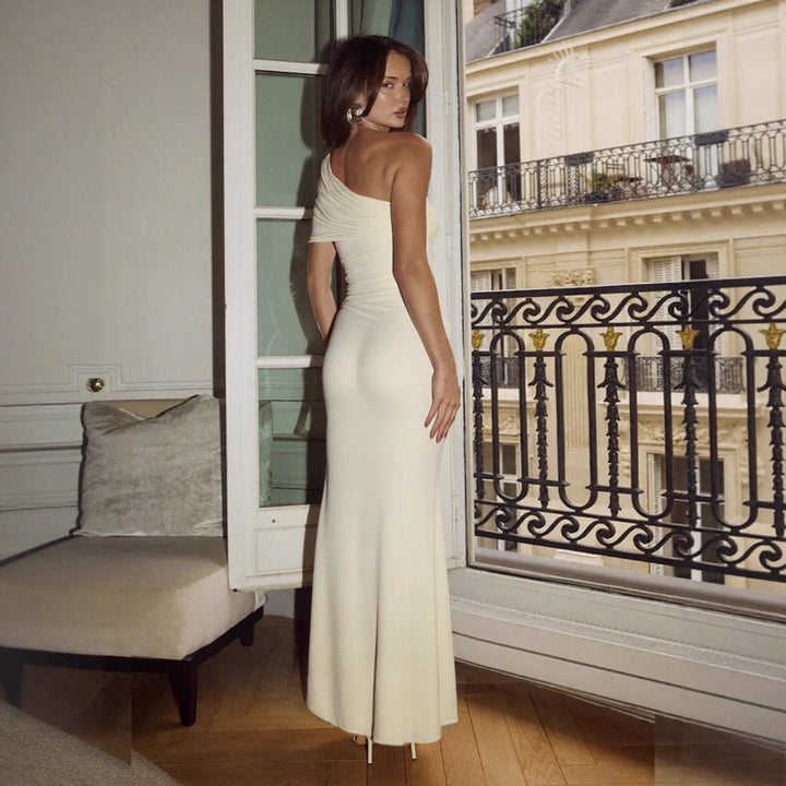 Damer Elegant One-Shoulder Maxiklänning med figursättande snitt och lekfullt band Mirla-Eva Jonsson
