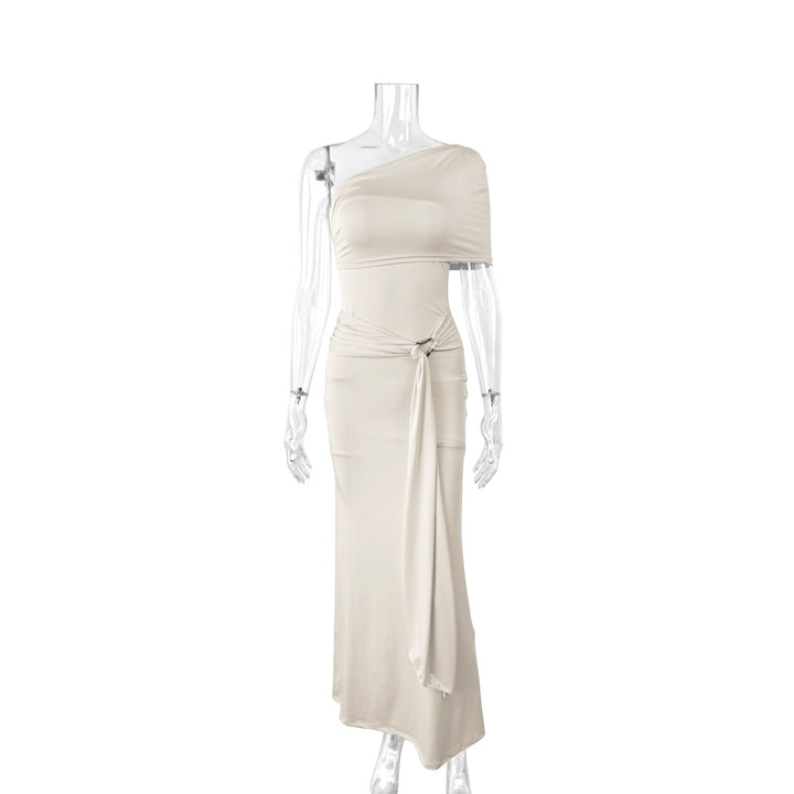 Damer Elegant One-Shoulder Maxiklänning med figursättande snitt och lekfullt band Mirla-Eva Jonsson