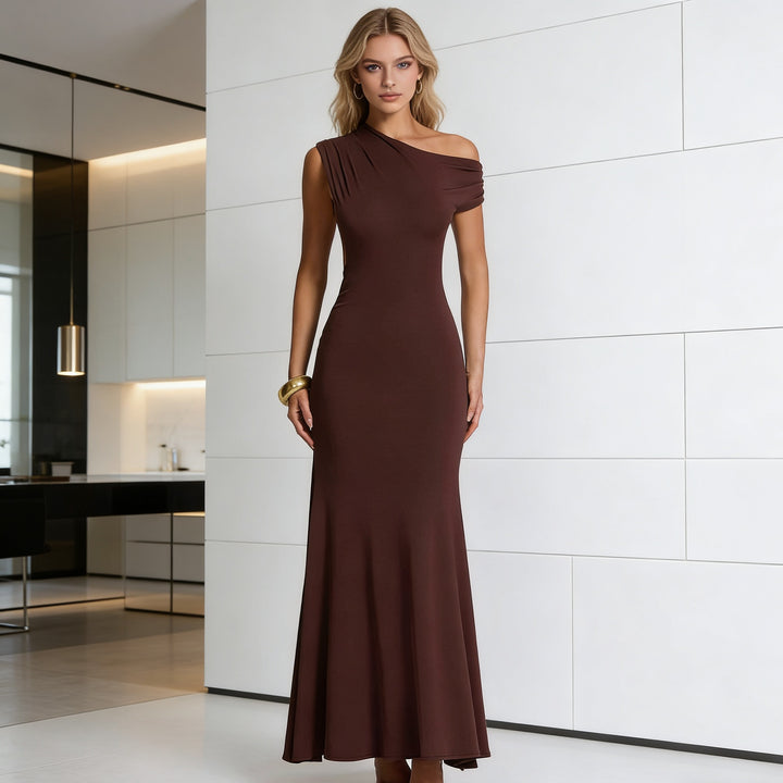 Damer Elegant One-Shoulder Maxiklänning med svängande fåll Mirla-Eva Jonsson