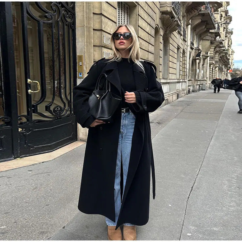 Damer Elegant Oversized-Trenchcoat med stiligt bälte och breda ärmar Mirla-Eva Jonsson