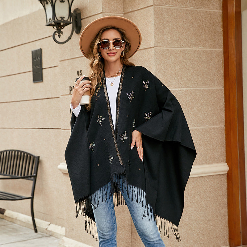 Damer Elegant Poncho med Blommigt Broderimönster och Fransiga Kants Mirla-Eva Jonsson