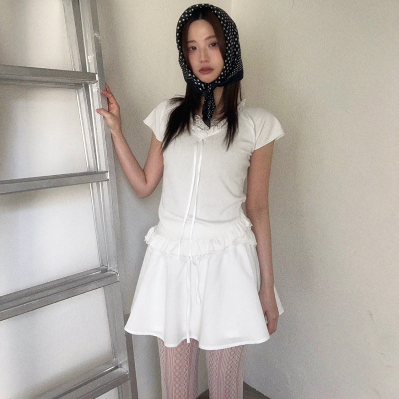 Damer Elegant Ruffled Top med feminin snörning och svala spetsdetaljer Mirla-Eva Jonsson