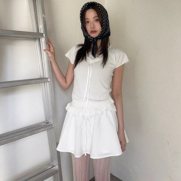 Damer Elegant Ruffled Top med feminin snörning och svala spetsdetaljer Mirla-Eva Jonsson